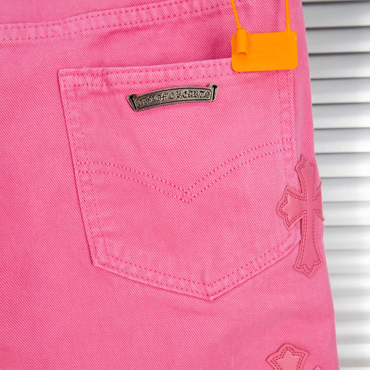P250 CHROME HEARTS 25ss amine light pink cross patch leather washed jeans - Full of exploring the ultimate in fashion, Chrome Hearts' new Chrome Hearts pants not only present a unique style, the fresh ice blue color looks particularly youthful and energetic. The mid-high waist design is paired with a lazy and casual style, which not only shows long legs but also maintains a casual feel. It is a must-have fashion choice for trendy men and trendy women. Style number: 1778# Color: Dopamine powder Size: 28 30 32 34